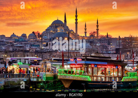 Fatih distretto con la Moschea Süleymaniye e Eminönü quadrato con barche tradizionali vendono il tradizionale Balik Ekmek (un pesce grigliato sandwich) Foto Stock