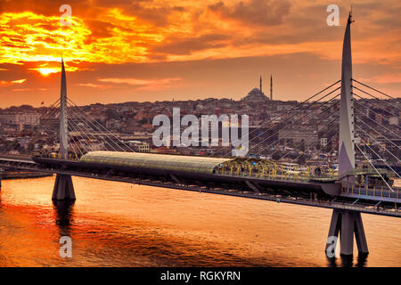 Golden Horn Metro Bridge, Istanbul, Turchia Foto Stock