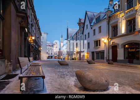 Alba d'inverno nella città vecchia di Tallinn, Estonia. Foto Stock