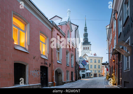 Alba d'inverno nella città vecchia di Tallinn, Estonia. Foto Stock