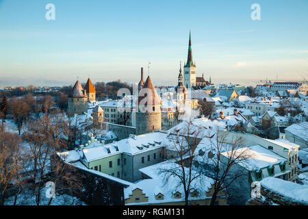 Mattino invernale nella città vecchia di Tallinn, Estonia. St dell'Olaf torri della chiesa sulla città. Foto Stock