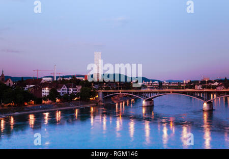 Ponte Wettstein luci che riflettono nel fiume Reno Foto Stock