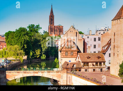 Sessione plenaria a Strasburgo dal punto di vista con Ponts Couverts e cattedrale Foto Stock