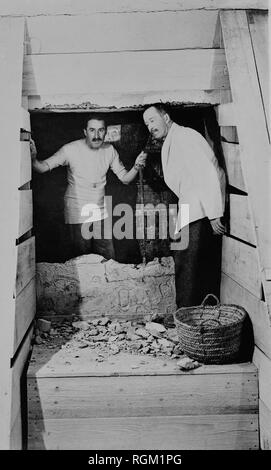 Howard Carter scopritore di Tutankhamon la tomba nella Valle dei Re con Arthur Callender. Scansionata da materiale di immagine negli archivi della stampa Ritratto - Servizio (ex premere ritratto Bureau). Foto Stock