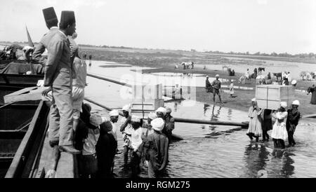 L'Egitto. Novembre 1922. I tesori della tomba di Tutankhamon attraversa il Nilo a Luxor. Scansionata da materiale di immagine negli archivi della stampa Ritratto - Servizio (ex premere ritratto Bureau). Foto Stock