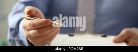 Braccio maschio in tuta offerta sotto forma di contratto negli appunti Foto Stock