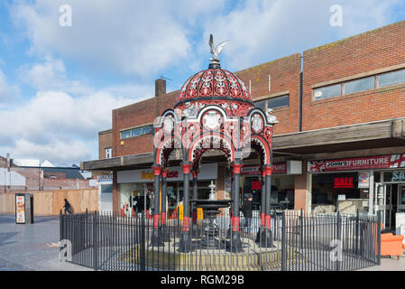 Fontana Memorial per Elizabeth Farley presso il Dartmouth estremità quadrata di West Bromwich High Street Foto Stock