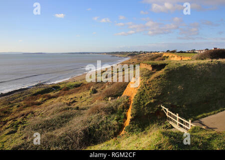 Erodendo scogliere a barton sul mare sulla costa di hampshire Inghilterra Foto Stock