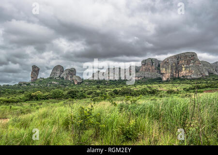 Vista sulle montagne Pungo Andongo, Pedras Negras (pietre nere), enorme roccia geologica elementi, in Malange, Angola Foto Stock