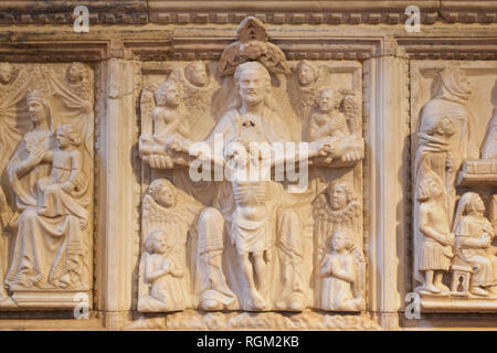 Risurrezione - Dio tenendo Gesù crocifisso in mano - dettaglio del Aliprandi il sarcofago (XIV C) - Chiesa di San Marco - Milano Foto Stock