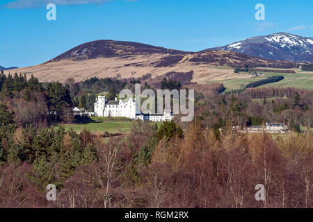 Castello di Blair a Blair Atholl Pitlochry Perthshire Scozia UK visto da di A9, la strada principale con le montagne alle spalle Foto Stock