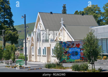 Murale colorato accoglie i visitatori a Paeroa Co-Operating Chiesa, Paeroa, Waikato, Nuova Zelanda Foto Stock