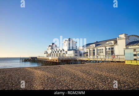 Il recentemente rinnovato Southsea Pier visto dalla spiaggia Foto Stock