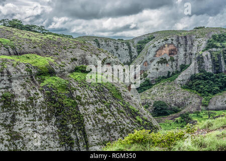 Vista sulle montagne Pungo Andongo, Pedras Negras (pietre nere), enorme roccia geologica elementi, in Malange, Angola Foto Stock