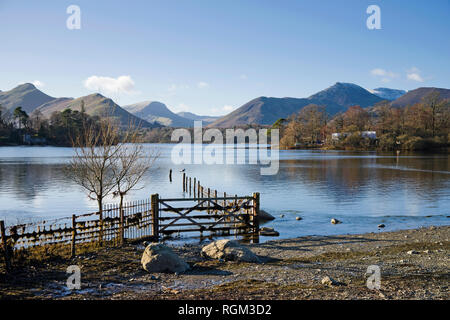 Derwentwater e il Western Fells visto da Keswick su una soleggiata giornata invernale, cielo blu chiaro, Lake District, Cumbria, England Regno Unito. Foto Stock