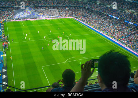 Gli spettatori durante la partita di calcio. Santiago Bernabeu, Madrid, Spagna. Foto Stock