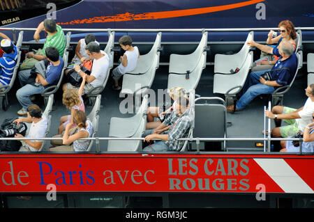 I turisti in Open-Top Bus turistici o l' autobus turistico Parigi Francia Foto Stock