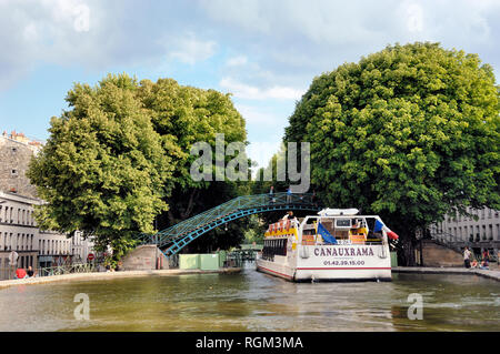 Gita in barca o una crociera sul Canal Saint-Martin Parigi Francia Foto Stock