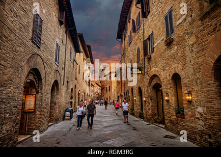 San Gimignano Toscana / Italia - 09.15.2017: vecchia strada accogliente nel centro storico di San Gimignano una tipica cittadina medievale toscana Foto Stock