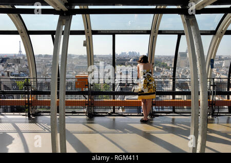 Tourist godendo di una vista panoramica su Parigi Skyline dal Centro Georges Pompidou o Centro di Arte Moderna Beaubourg Parigi Francia Foto Stock