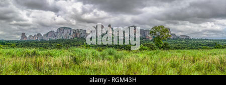 Vista panoramica sulle montagne Pungo Andongo, Pedras Negras (pietre nere), enorme roccia geologica elementi, in Malange, Angola Foto Stock