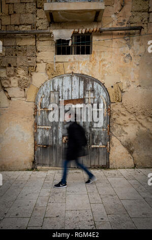 Vecchie costruzioni abbandonate nel Victoria Gate area di La Valletta, Malta e che sono ora in fase di ristrutturazione. Foto Stock