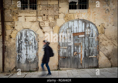 Vecchie costruzioni abbandonate nel Victoria Gate area di La Valletta, Malta e che sono ora in fase di ristrutturazione. Foto Stock