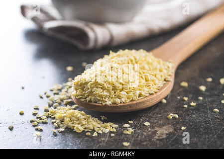 Sana fiocchi di miglio in cucchiaio di legno. Foto Stock