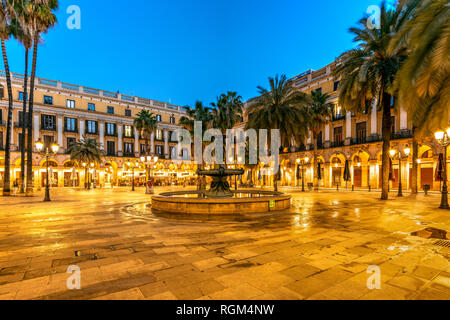 Vista notturna di Placa Reial square o Plaza Real nel quartiere Gotico di Barcellona, in Catalogna, Spagna Foto Stock