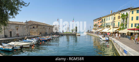 LAZISE, LAGO DI GARDA, Italia - Settembre 2018: vista panoramica del porto e di edifici in riva al lago a Lazise sul Lago di Garda. Foto Stock