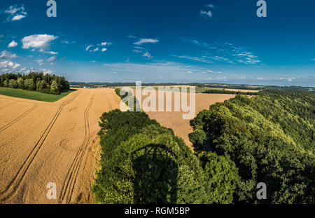 Extra grande torre panoramica vista di campi e boschi presso la campagna tedesca intorno Burgk, Ober Saale Germania Foto Stock