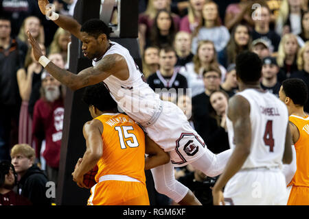 La Columbia, SC, Stati Uniti d'America. 29 gen, 2019. Tennessee volontari avanti Derrick Walker (15) viene sporcata da South Carolina Gamecocks avanti Chris Silva (30) nel SEC matchup basket a vita coloniale Arena in Columbia, SC. (Scott Kinser/Cal Sport Media) Credito: csm/Alamy Live News Foto Stock