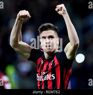 Milano, Italia. 29 gen, 2019. AC Milano Piatek Krzysztof celebra il suo obiettivo durante la Coppa Italia quarterfinal match tra AC Milano e Napoli in Milano, Italia, 29 gennaio, 2019. Credito: Alberto Lingria/Xinhua/Alamy Live News Foto Stock