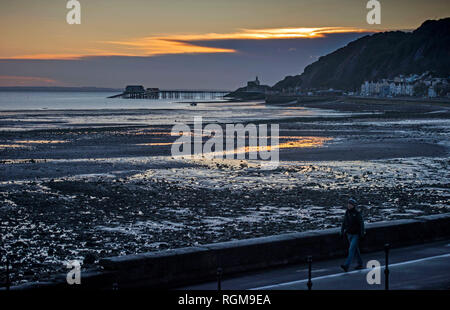 Mumbles, Swansea, Regno Unito. Il 30 gennaio, 2019. Alba oltre il piccolo villaggio sul mare di Mumbes vicino a Swansea oggi sull' avvio di inverni mattina. Credito: Phil Rees/Alamy Live News Foto Stock