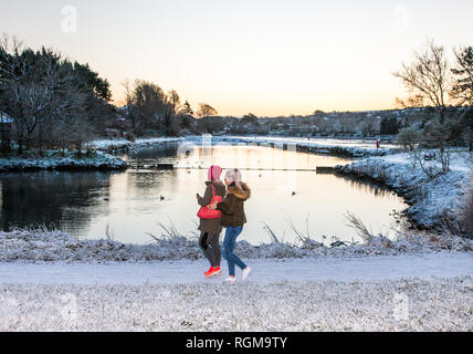 Carrigaline, Cork, Irlanda. 30 gennaio 2019. Cork, Irlanda. Le persone camminano attraverso un parco comunitario innevato mentre si recano a Carrigaline, Co Cork, Irlanda crediti: David Creedon/Alamy Live News Foto Stock