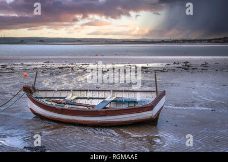 Appledore, Devon, Regno Unito. Il 30 gennaio, 2019. Regno Unito - Previsioni del tempo - Mercoledì 30 Gennaio. Dopo un freddo e ventoso di notte, il piccolo North Devon villaggio costiero di Appledore è colpito da ampie nuvole temporalesche, depositando uno strato di nevischio oltre il fiume Torridge estuario. Credito: Terry Mathews/Alamy Live News Foto Stock