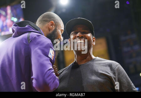 Los Angeles, California, USA. 2° dic, 2018. Attore Denzel Washington incontra Lakers Tyson Chandler durante una partita di basket tra i Los Angeles Lakers e i Phoenix Suns a Staples Center su dicembre 02, 2018 a Los Angeles. Credito: Ringo Chiu/ZUMA filo/Alamy Live News Foto Stock