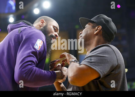 Los Angeles, California, USA. 2° dic, 2018. Attore Denzel Washington incontra Lakers Tyson Chandler durante una partita di basket tra i Los Angeles Lakers e i Phoenix Suns a Staples Center su dicembre 02, 2018 a Los Angeles. Credito: Ringo Chiu/ZUMA filo/Alamy Live News Foto Stock