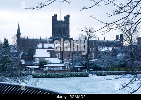 Chester, Cheshire, Regno Unito. Il 30 dicembre 2018. Chester Cathedral e degli edifici circostanti coperte di neve. Credito: Andrew Paterson/Alamy Live News Foto Stock