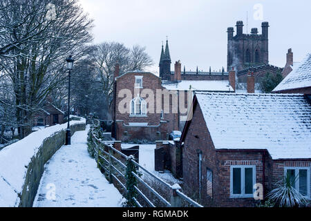 Chester, Cheshire, Regno Unito. Il 30 dicembre 2018. Chester Cathedral e la città di pareti coperte di neve. Credito: Andrew Paterson/Alamy Live News Foto Stock