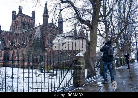 Chester, Cheshire, Regno Unito. Il 30 dicembre 2018. Due persone fotografare una coperta di neve Chester Cathedral dalle mura della città. Credito: Andrew Paterson/Alamy Live News Foto Stock