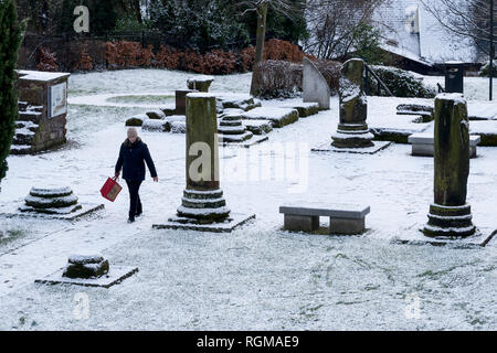 Chester, Cheshire, Regno Unito. Il 30 dicembre 2018. Una donna cammina attraverso la coperta di neve giardini romani nel centro della citta'. Credito: Andrew Paterson/Alamy Live News Foto Stock