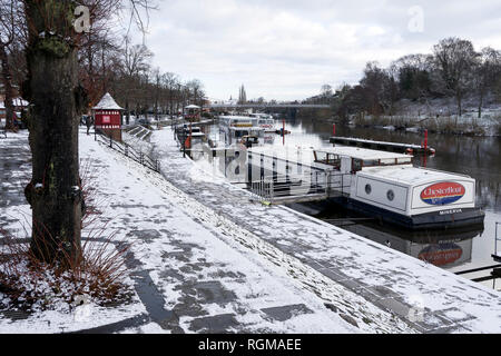 Chester, Cheshire, Regno Unito. Il 30 dicembre 2018. Neve in uliveti situati lungo il fiume Dee nel centro della citta'. Credito: Andrew Paterson/Alamy Live News Foto Stock