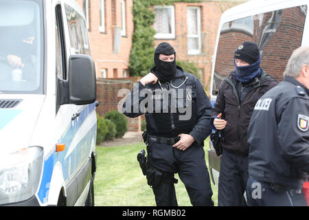 Meldorf, Germania. 30 gen, 2019. Le forze di polizia sono in piedi di fronte a una casa. Il Mercoledì mattina, gli ufficiali della Polizia giudiziaria federale Ufficio arrestati tre uomini dall'Iraq nel distretto di Dithmarschen in Schleswig-Holstein che hanno detto di aver pianificato un attentato terroristico in Germania. Credito: Bodo segna/dpa/Alamy Live News Foto Stock