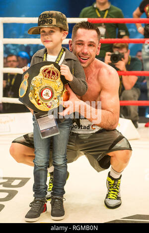 Felix STURM spire 40 il 31 gennaio 2019, Felix STURM con suo figlio Mahir, che detiene il Campionato del Mondo di cinghia (GÅ rtel) in Haenden; premiazione; pugilato, Superwithtelgewicht WM - WBA torna lotta, Felix Sturm (GER, vincitore dopo i punti) vs. Fedor Chudinov (RUS) su 20.02.2016 in O berhausen/Germania. | Utilizzo di tutto il mondo Foto Stock