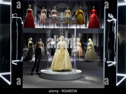 V&A, Londra, Regno Unito. Il 30 gennaio, 2019. Christian Dior, la più grande e completa esposizione mai messa in scena nel Regno Unito sulla casa di Dior - V&A la più grande esposizione di moda poiché Alexander McQueen: bellezza selvaggia nel 2015. Dal 1947 ad oggi, Christian Dior: Designer di sogni ripercorre la storia e l'impatto di uno del xx secolo più influente Couturier, e sei direttori artistici che sono riusciti a lui per esplorare l'influenza duratura della casa di moda. Credito: Malcolm Park/Alamy Live News Foto Stock