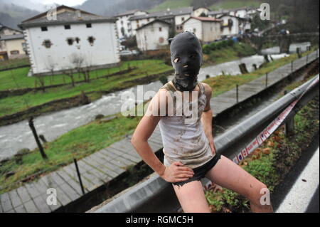 Zubieta, Navarra, Spagna. 29 gen, 2019. Un residente di mozorros visto indossare una maschera durante l'evento.La joaldunaks e il arzta passeggiata attraverso la città di Auritz, nel nord della Navarra, durante la sfilata di carnevale mentre il terminale voce squilla le loro campane legato sulle cinture. Credito: Elsa di una bravo/SOPA Immagini/ZUMA filo/Alamy Live News Foto Stock