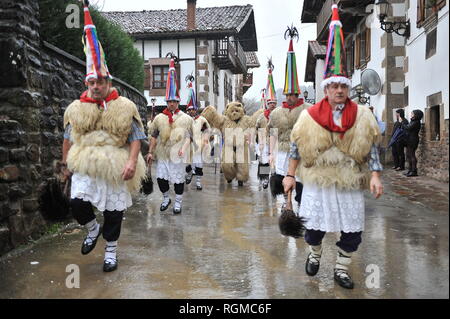 Zubieta, Navarra, Spagna. 29 gen, 2019. Il joaldunaks e il arzta sono viste passeggiando per la città di Auritz durante l'evento.La joaldunaks e il arzta passeggiata attraverso la città di Auritz, nel nord della Navarra, durante la sfilata di carnevale mentre il terminale voce squilla le loro campane legato sulle cinture. Credito: Elsa di una bravo/SOPA Immagini/ZUMA filo/Alamy Live News Foto Stock