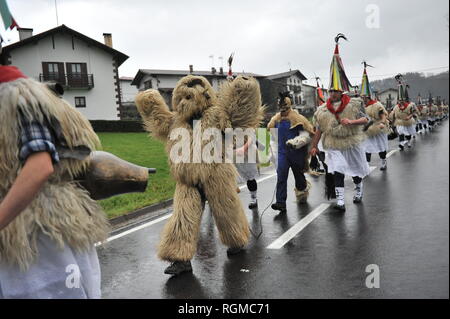 Zubieta, Navarra, Spagna. 29 gen, 2019. Il joaldunaks e il arzta sono viste passeggiando per la città di Auritz durante l'evento.La joaldunaks e il arzta passeggiata attraverso la città di Auritz, nel nord della Navarra, durante la sfilata di carnevale mentre il terminale voce squilla le loro campane legato sulle cinture. Credito: Elsa di una bravo/SOPA Immagini/ZUMA filo/Alamy Live News Foto Stock