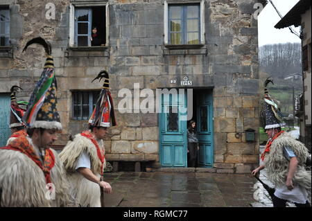 Zubieta, Navarra, Spagna. 29 gen, 2019. I residenti di zubieta si vede guardando la sfilata di carnevale.Il joaldunaks e il arzta passeggiata attraverso la città di Auritz, nel nord della Navarra, durante la sfilata di carnevale mentre il terminale voce squilla le loro campane legato sulle cinture. Credito: Elsa di una bravo/SOPA Immagini/ZUMA filo/Alamy Live News Foto Stock